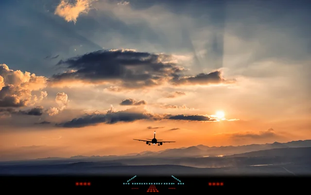 Avión aproximándose a una pista al atardecer. Imagen ilustrativa; no muestra este aeropuerto.