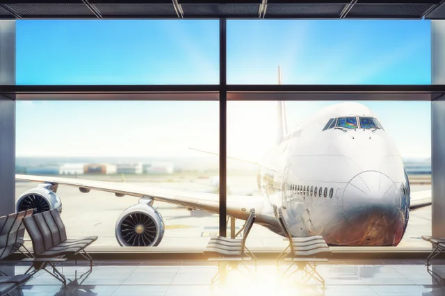 Avión de pasajeros visto desde las ventanas de una terminal. Imagen ilustrativa; no muestra este aeropuerto.