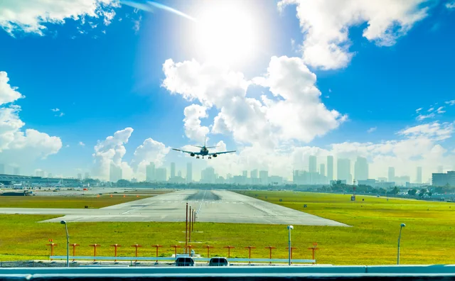 Avión aproximándose a una pista bajo un cielo azul. Imagen ilustrativa; no muestra este aeropuerto.